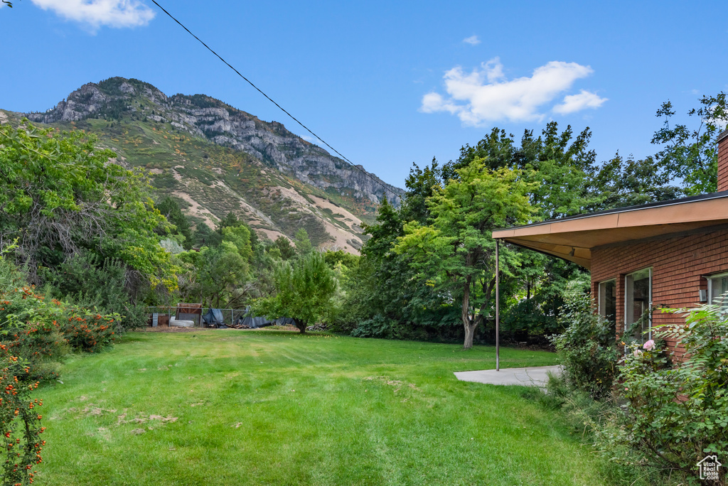 View of yard featuring a mountain view