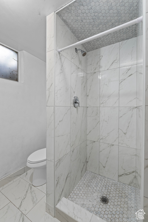 Bathroom with toilet and a tile shower