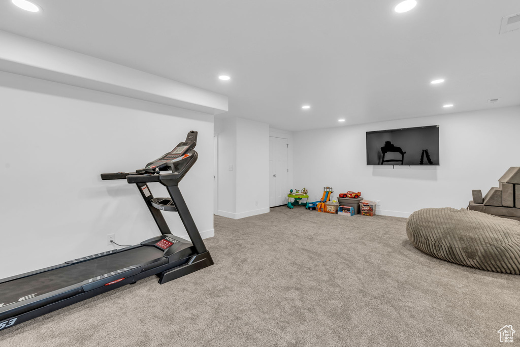 Exercise room featuring carpet floors