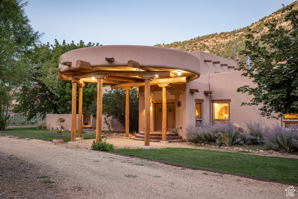 View of front of home featuring a front lawn and a mountain view