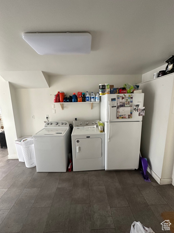 Washroom with washing machine and clothes dryer