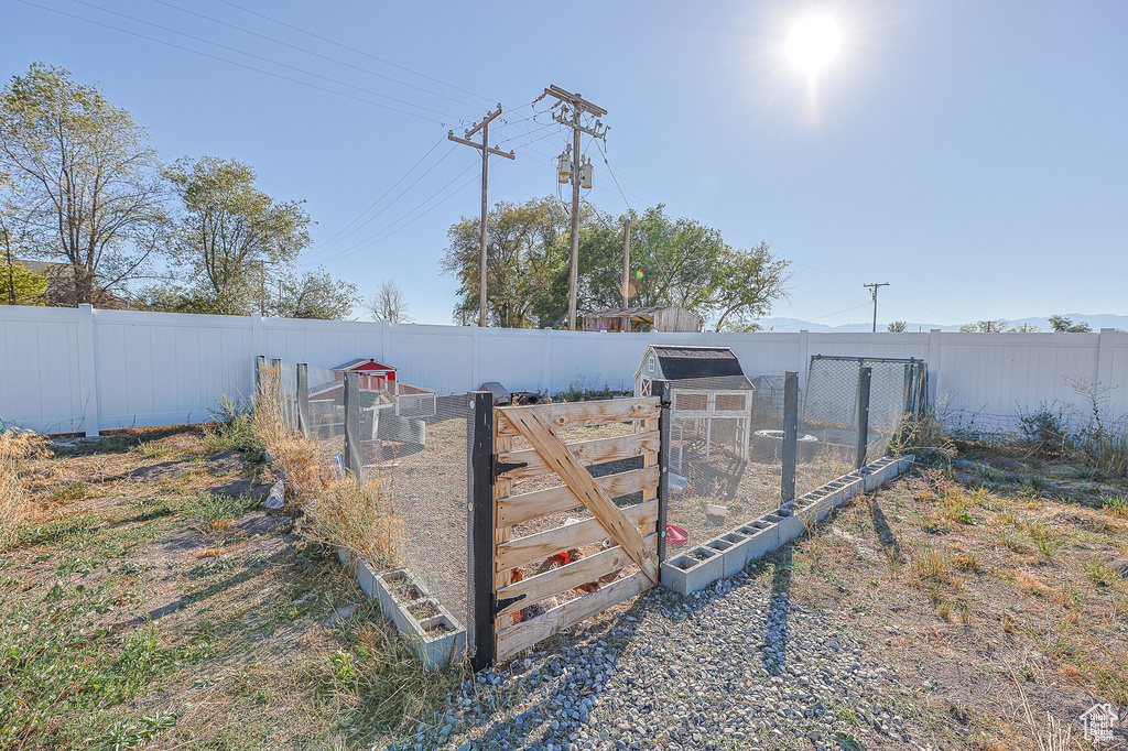 View of yard featuring an outdoor structure