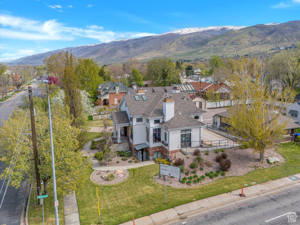 Aerial view with a mountain view