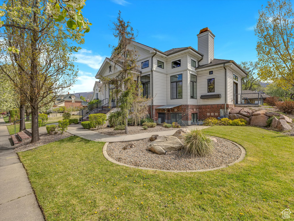 View of front of property featuring a front yard