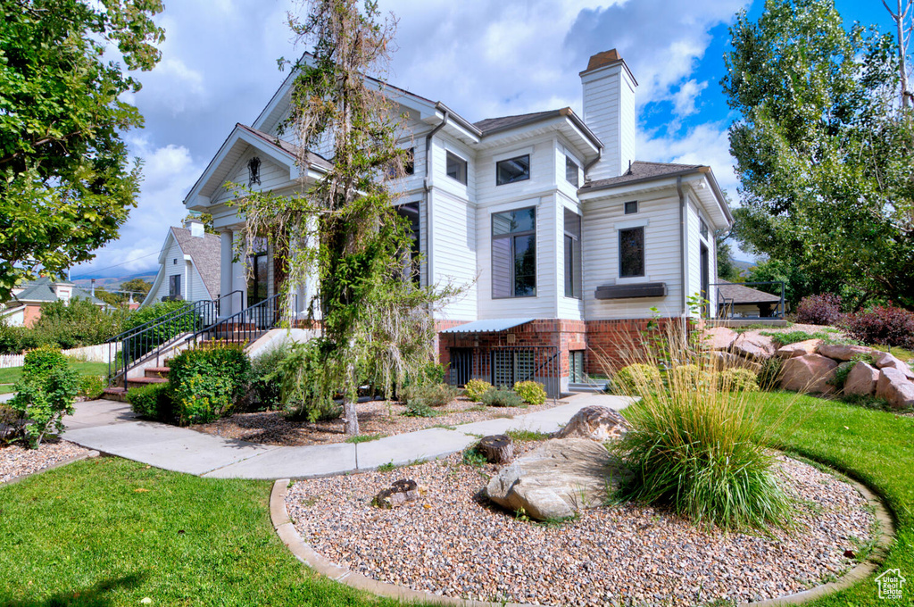 View of front of house featuring a front yard