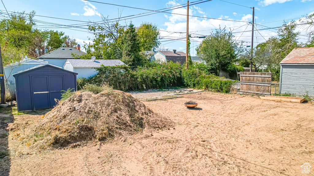 View of yard featuring a shed