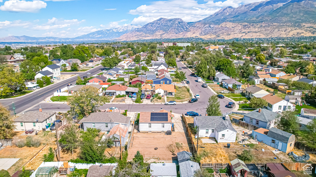 Bird\'s eye view with a mountain view