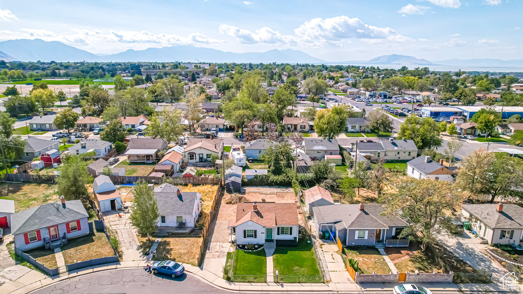 Bird\'s eye view with a mountain view