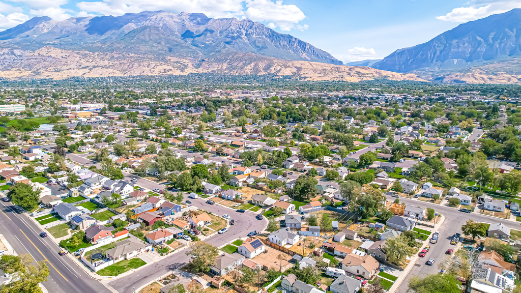 Bird\'s eye view with a mountain view