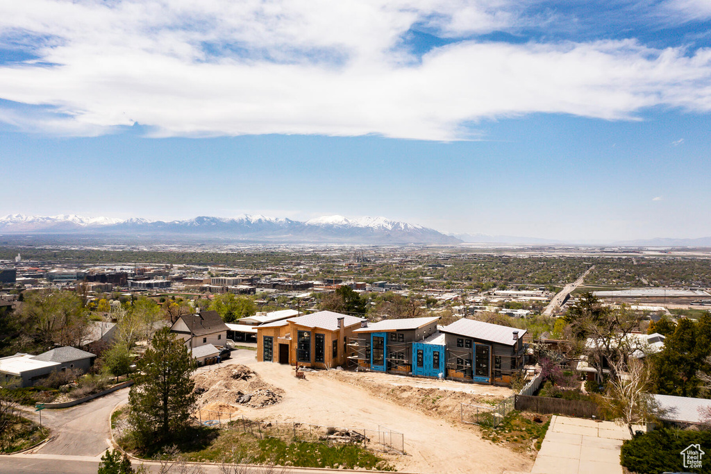 Aerial view with a mountain view