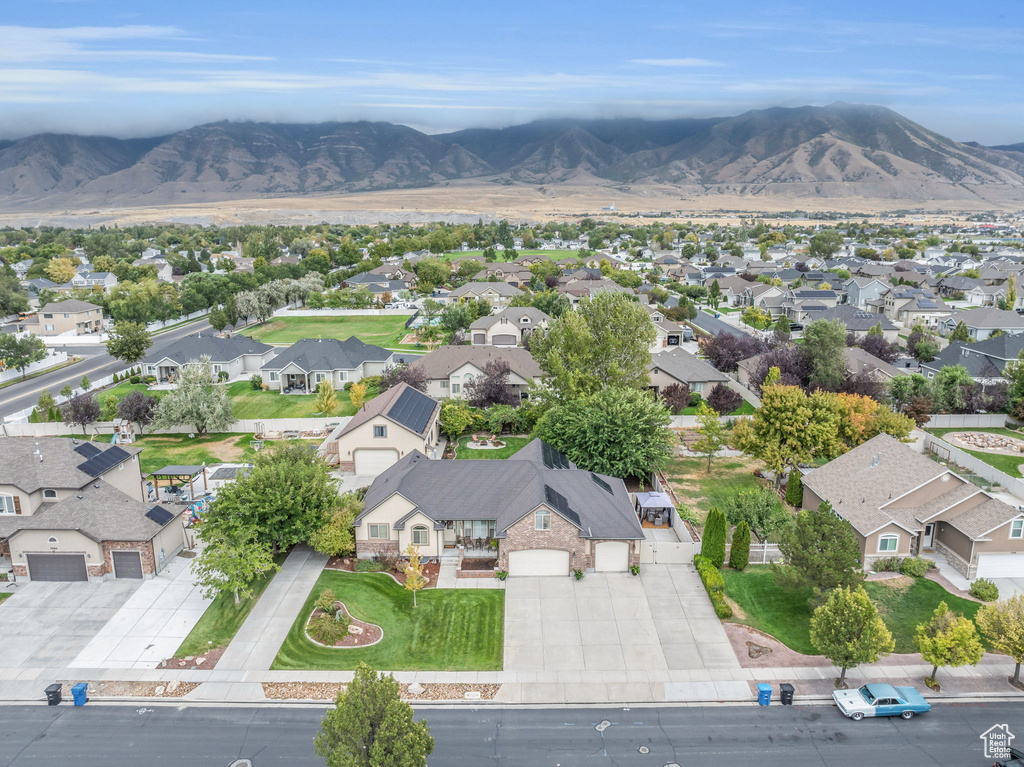 Aerial view with a mountain view