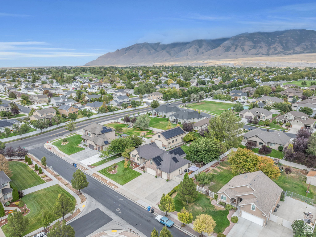 Aerial view with a mountain view