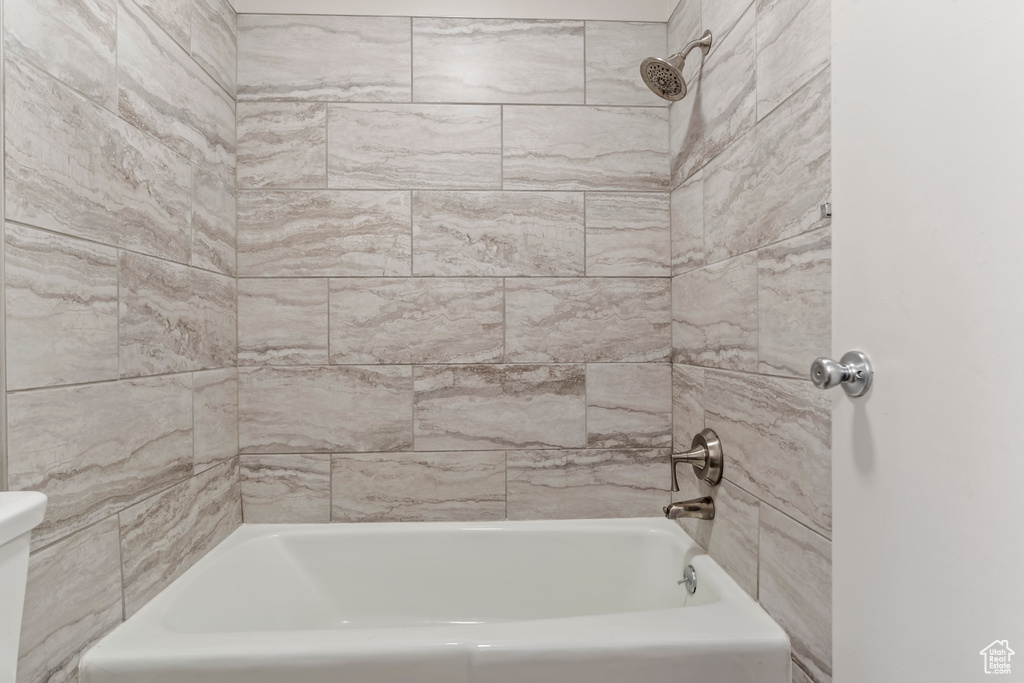 Bathroom with tiled shower / bath