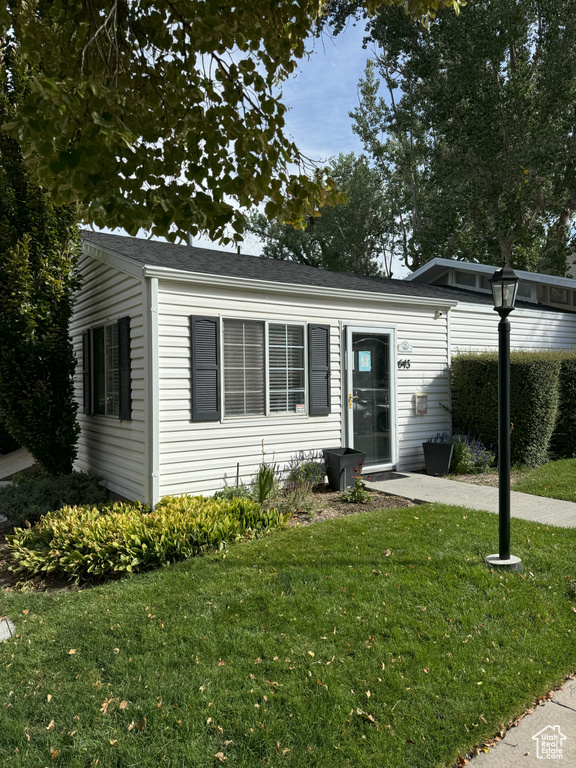 View of front of property featuring a front yard