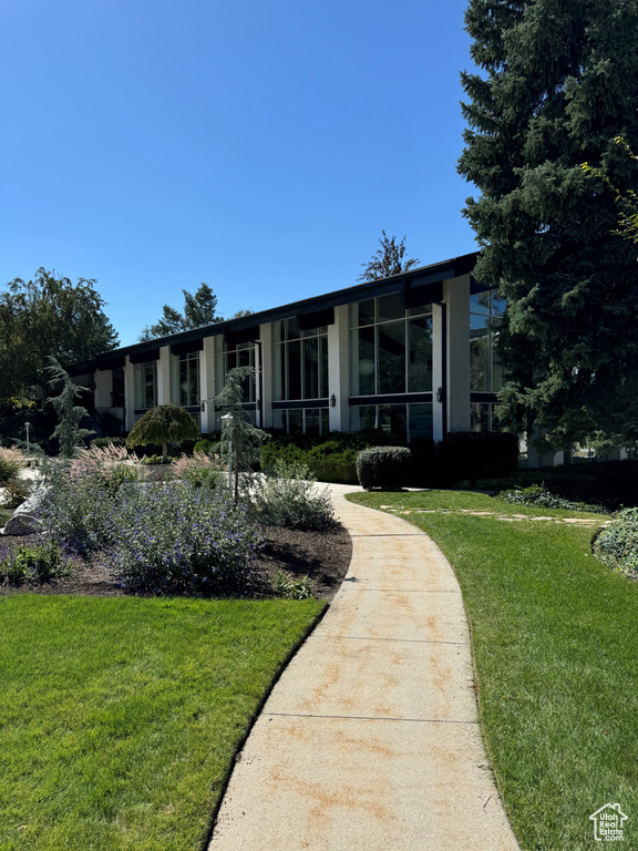 View of front facade featuring a front yard