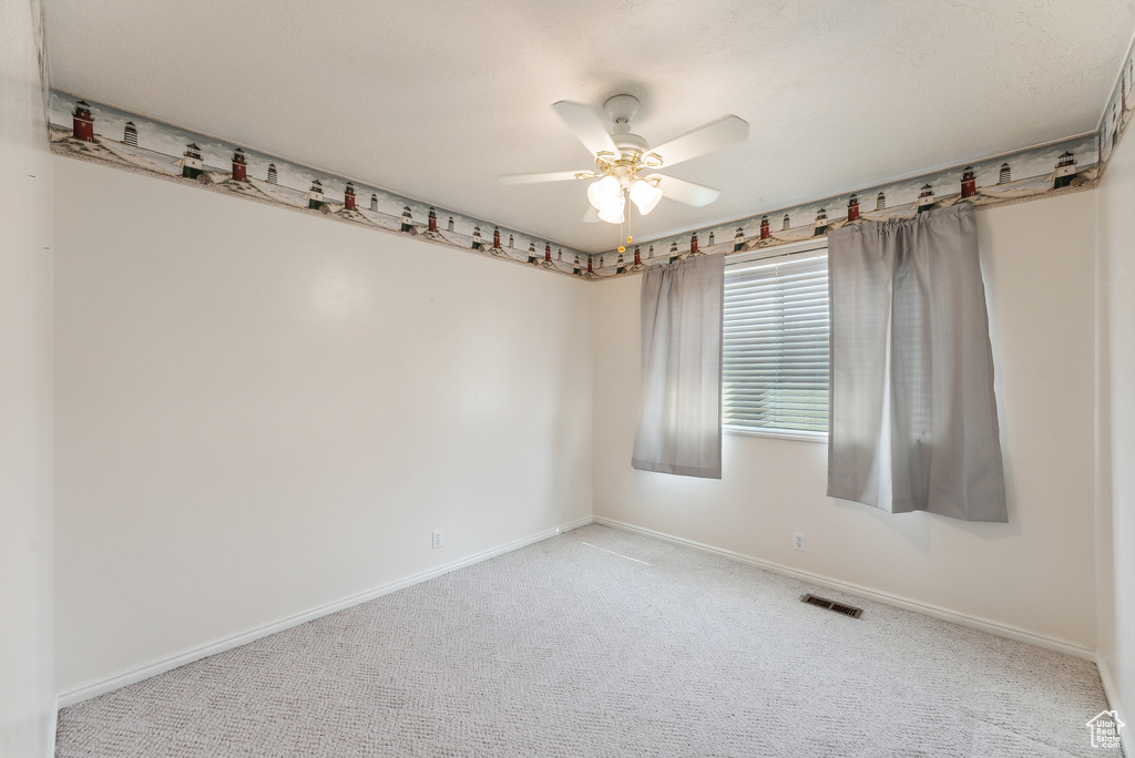 Unfurnished room with light carpet and ceiling fan