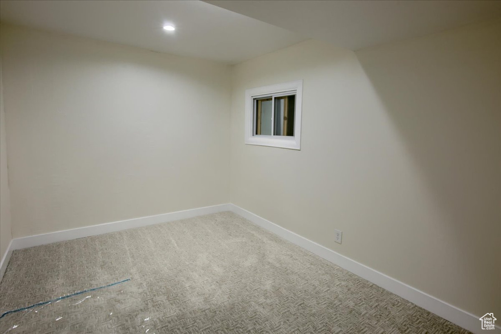 Spare room with carpet flooring