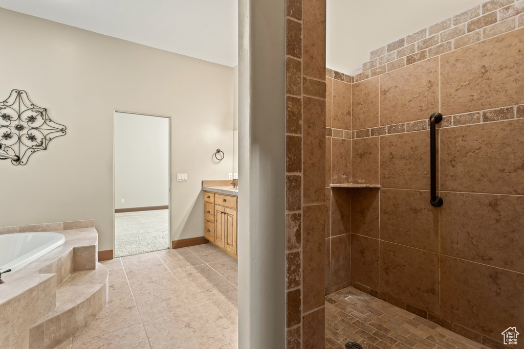 Bathroom with independent shower and bath and vanity