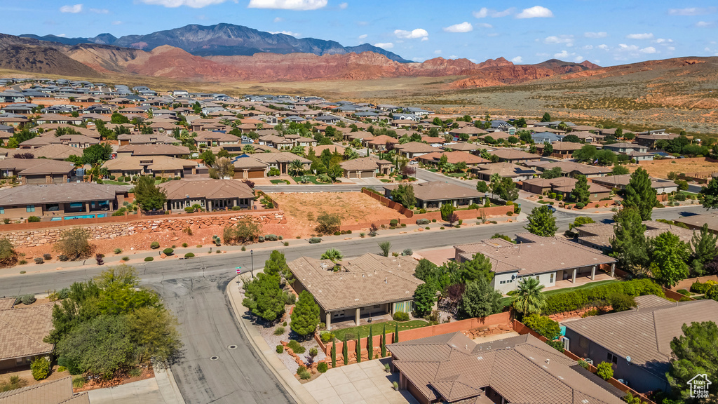 Bird\'s eye view with a mountain view