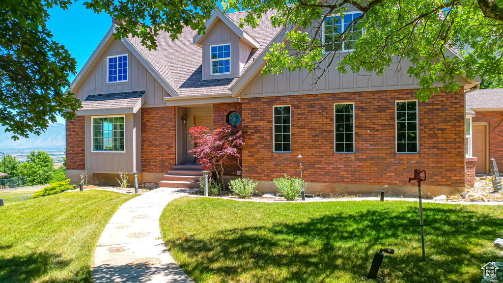 View of front facade featuring a front yard