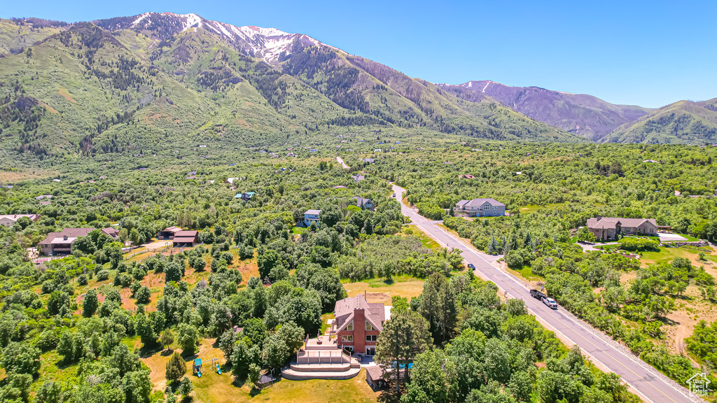 Bird\'s eye view with a mountain view