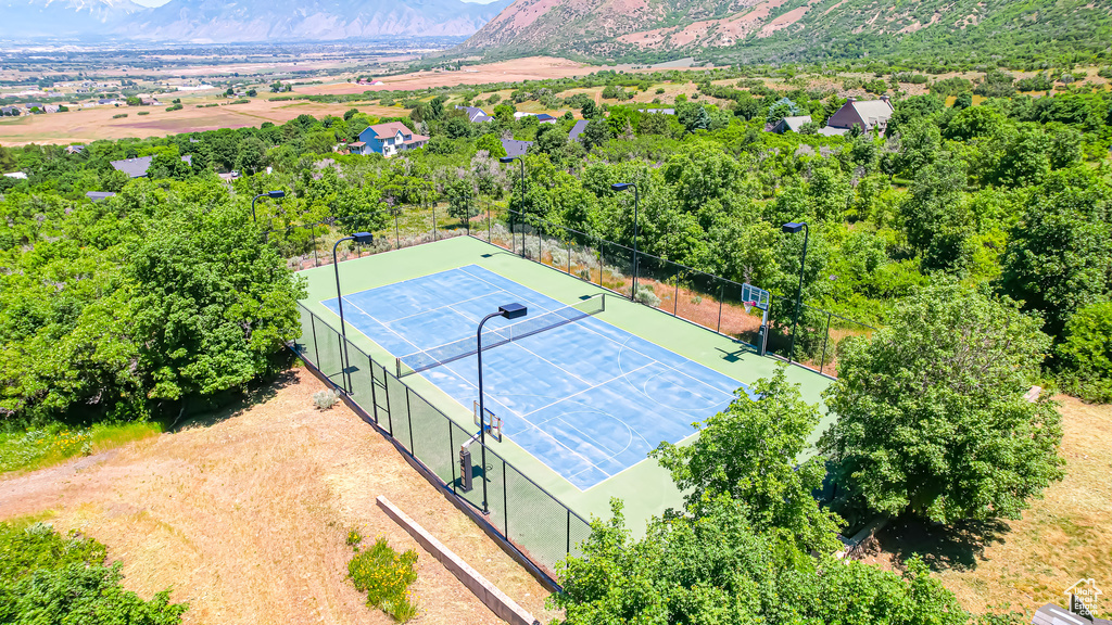 Bird\'s eye view with a mountain view