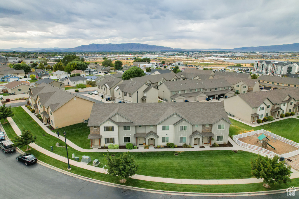 Aerial view with a mountain view