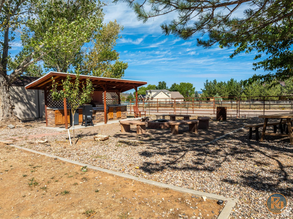 View of yard featuring an outbuilding