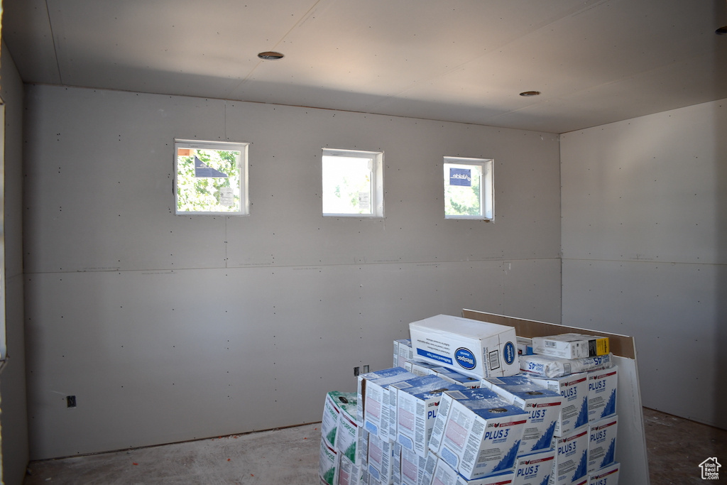 Miscellaneous room with a wealth of natural light