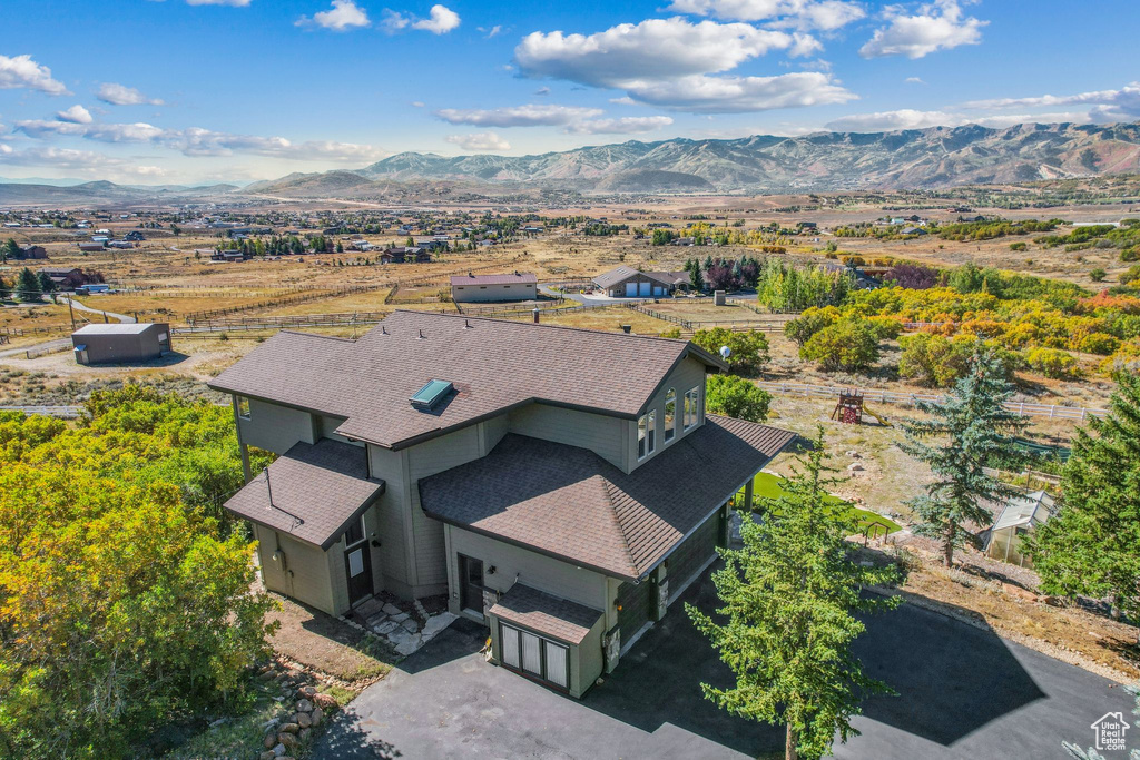 Aerial view with a mountain view