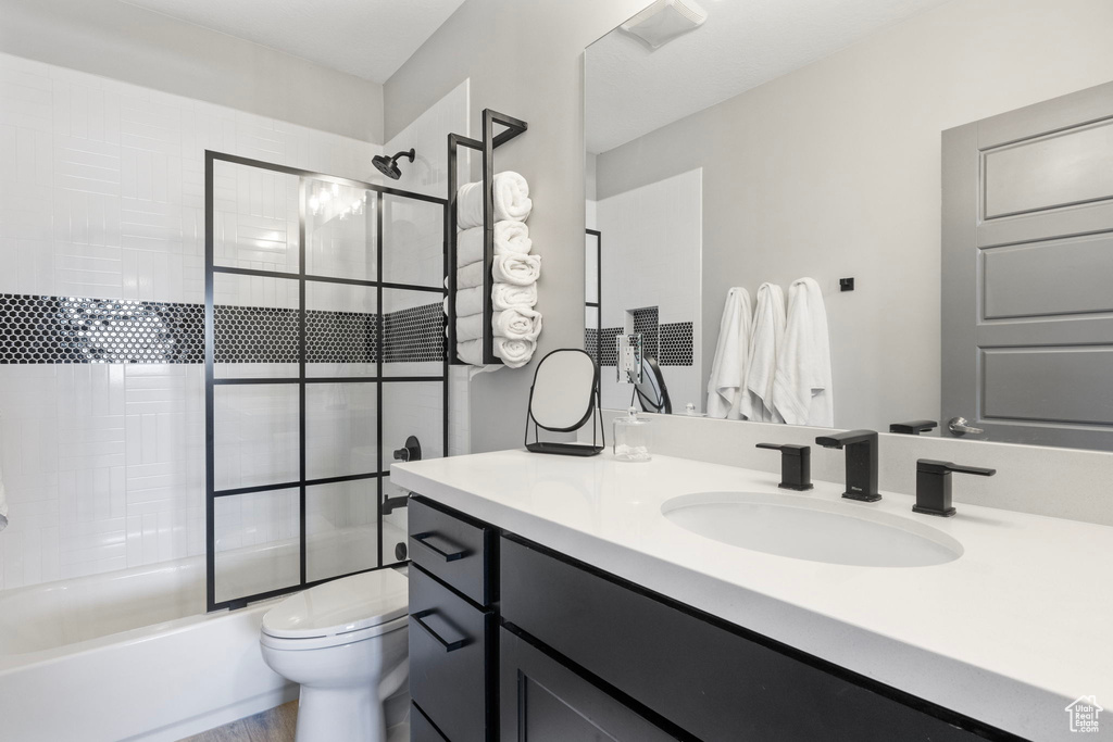 Full bathroom with vanity, toilet, and tiled shower / bath