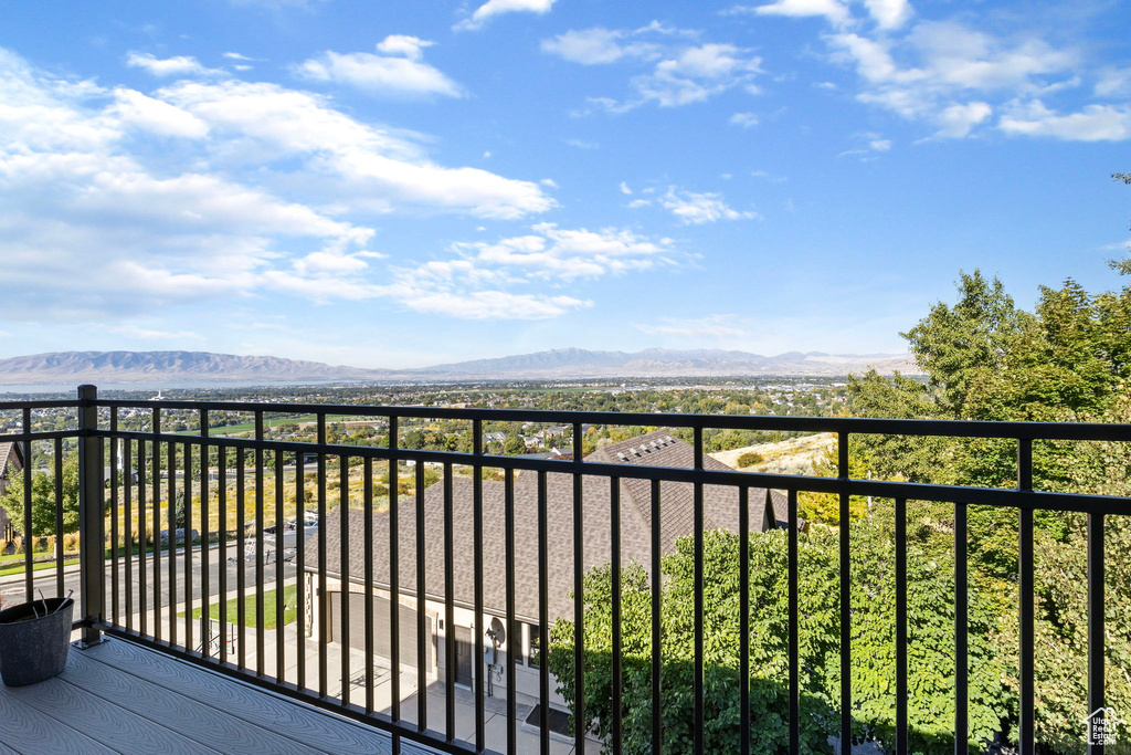 Balcony featuring a mountain view