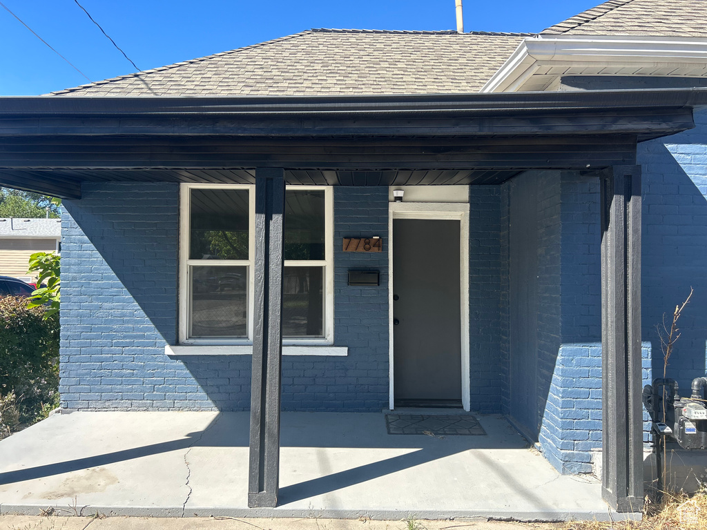 Doorway to property with a porch