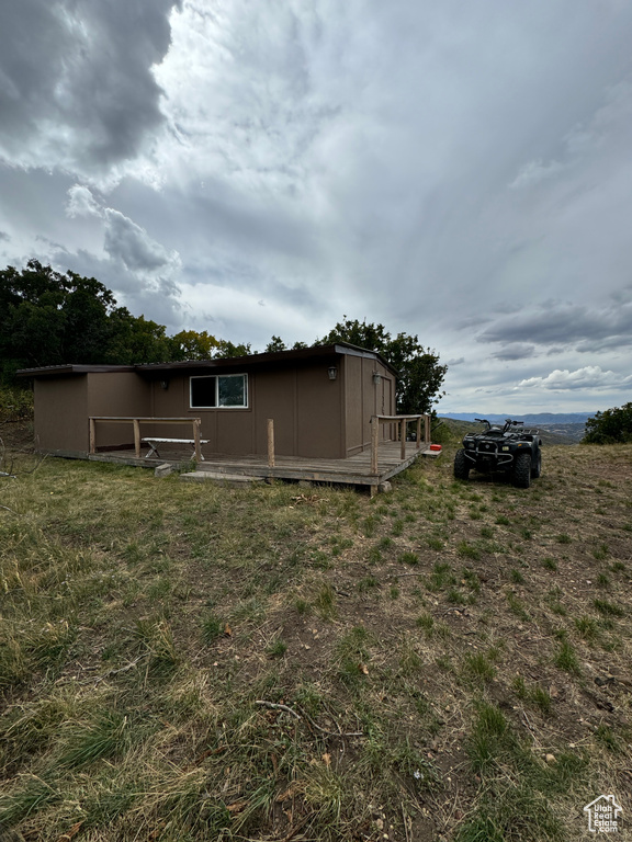 View of yard featuring a storage shed