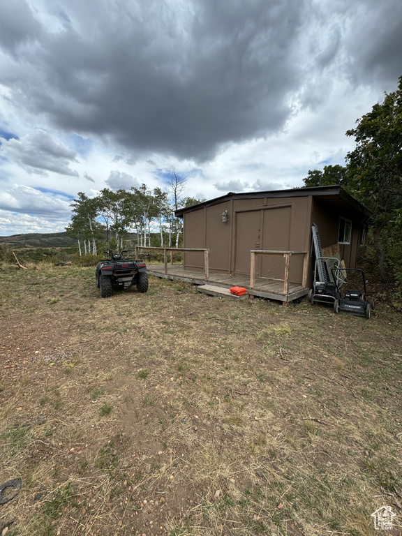 View of yard featuring a shed