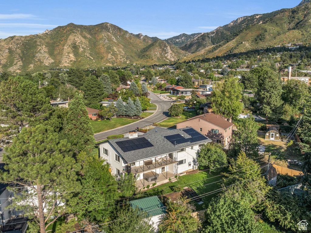 Bird\'s eye view with a mountain view