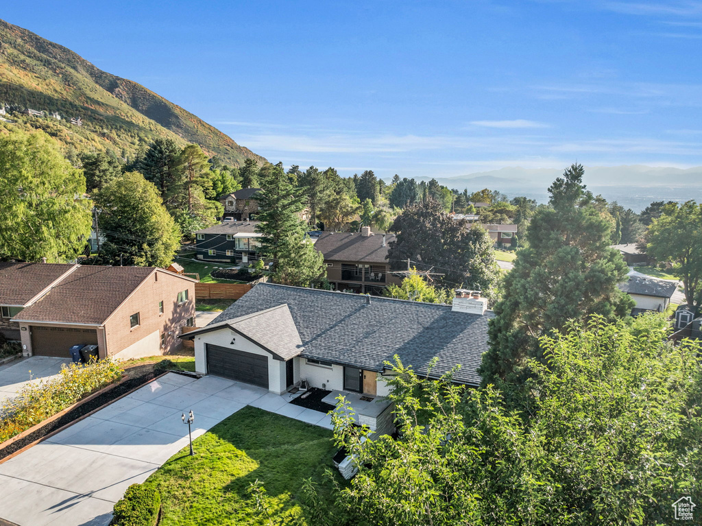 Drone / aerial view featuring a mountain view