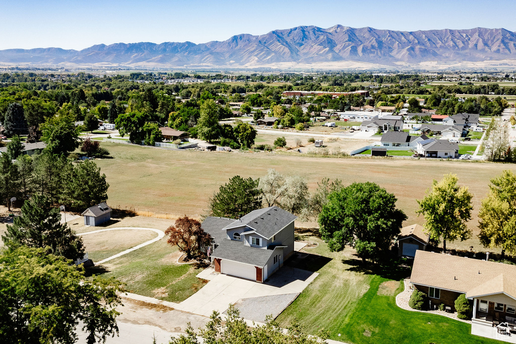 Aerial view with a mountain view