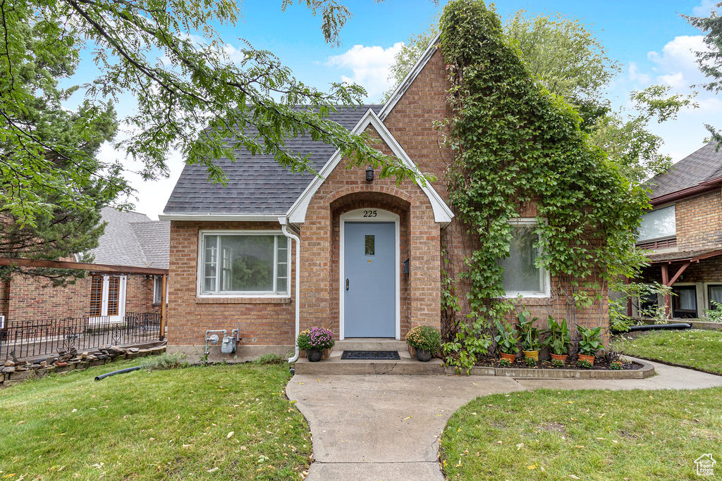 View of front of property featuring a front yard