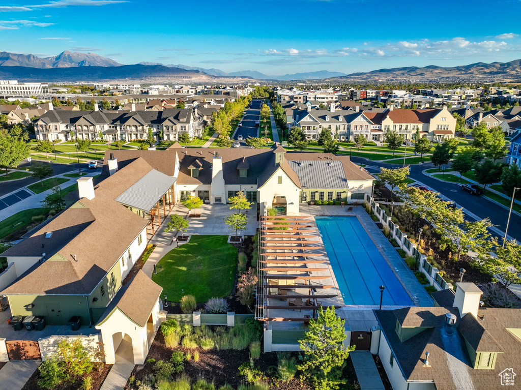 Birds eye view of property featuring a mountain view