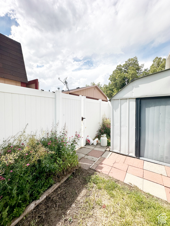 View of yard featuring a storage shed