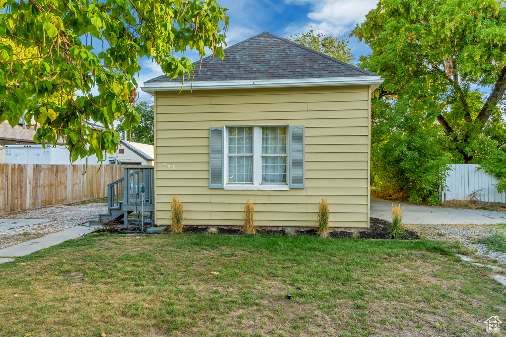 View of front of property featuring a front yard