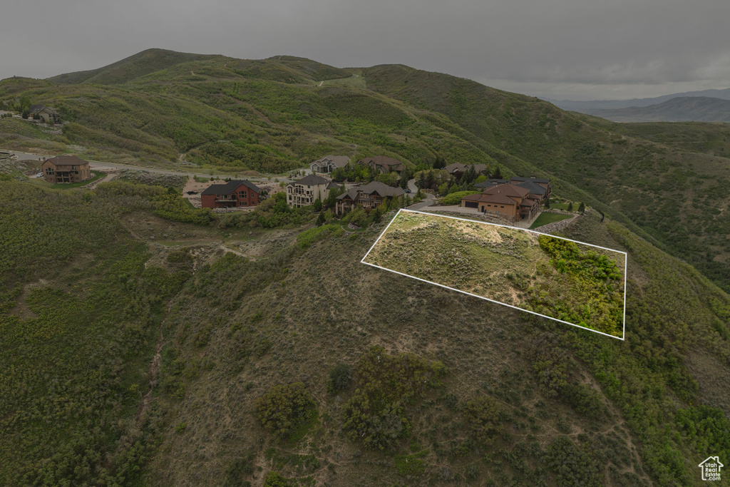 Aerial overview of property's location with property boundaries highlighted and mountains