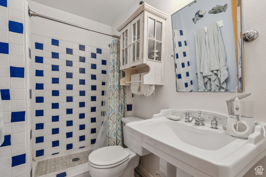 Bathroom with toilet and a shower with shower curtain