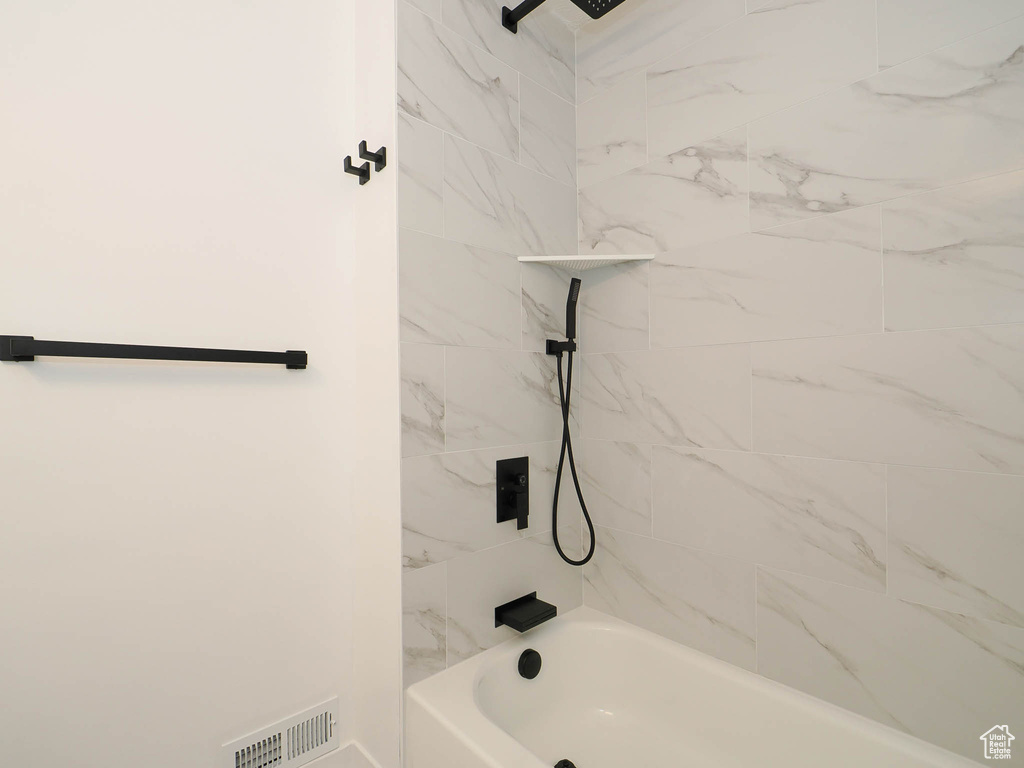 Bathroom featuring tiled shower / bath combo