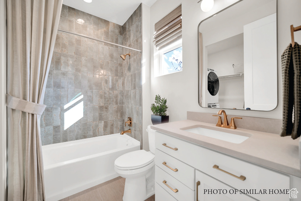 Full bathroom featuring shower / tub combo with curtain, vanity, and toilet