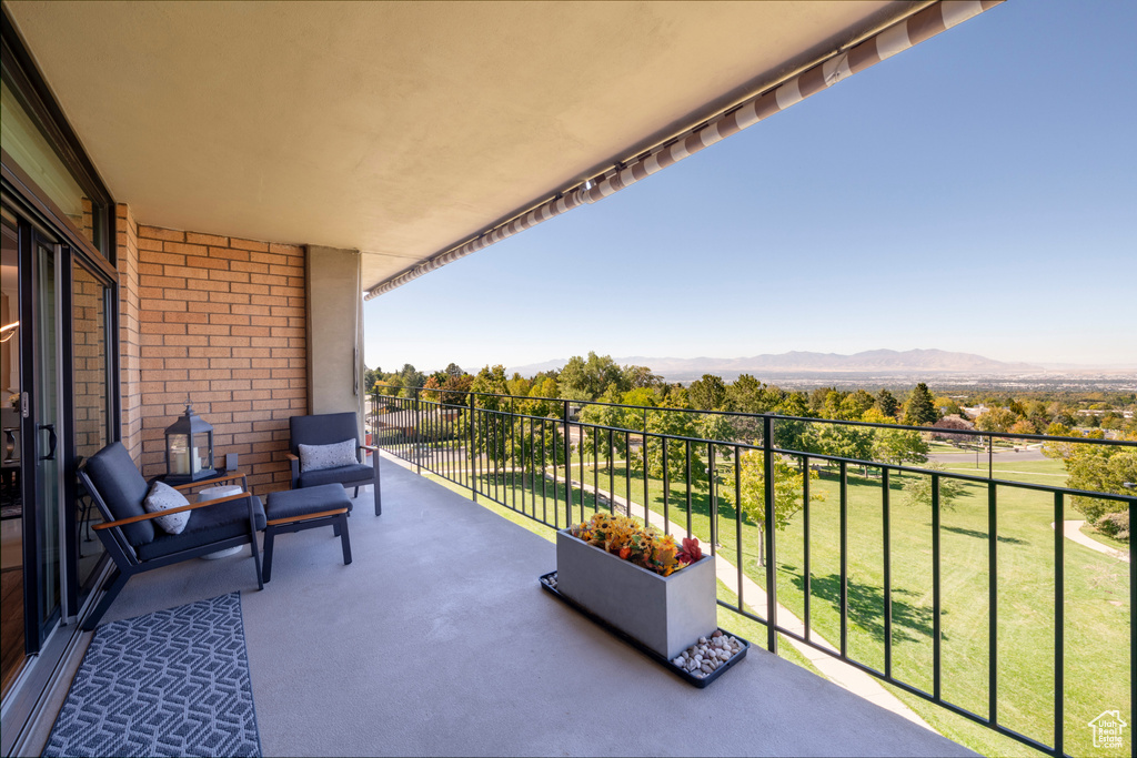 Balcony featuring a mountain view