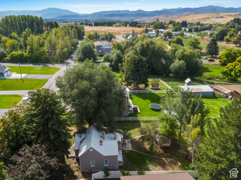 Bird\'s eye view with a mountain view