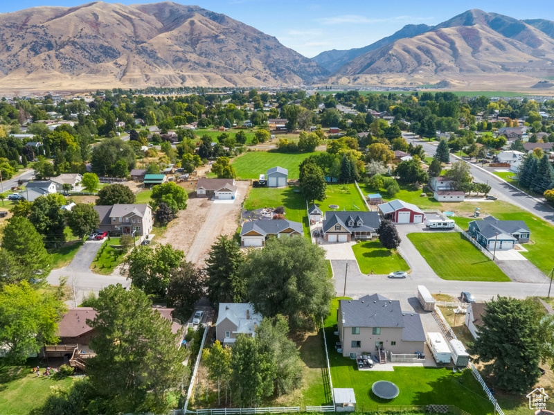 Drone / aerial view featuring a mountain view