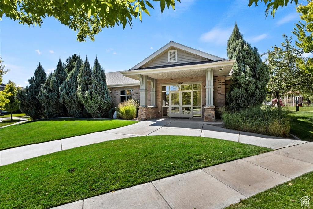 View of front facade featuring a front lawn